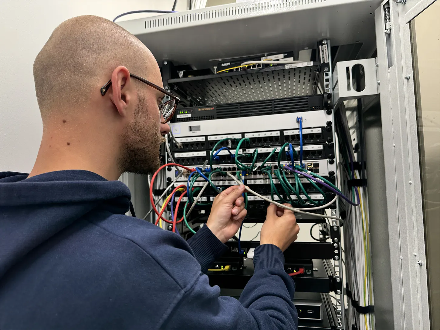 Bitonic medewerkers onderhouden de servers in een datacenter
